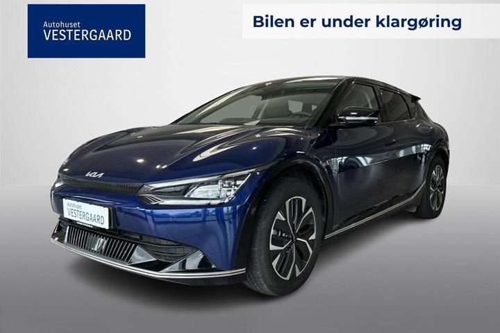 Blå Kia EV6 fra 2024 set udefra
