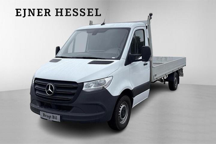 Hvid Mercedes Sprinter 317 fra 2024 set udefra
