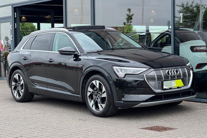 Sort Audi e-tron fra 2022 set udefra