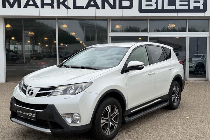Hvid Toyota RAV4 fra 2013 set udefra