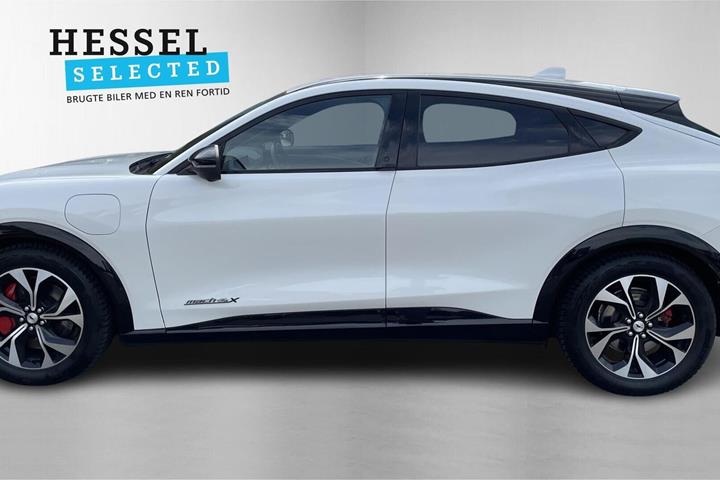 Beige Ford Mustang Mach-E fra 2022
