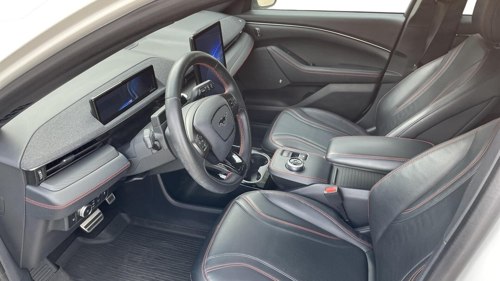 Beige Ford Mustang Mach-E fra 2022