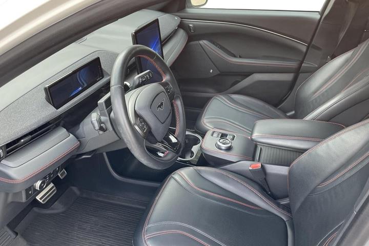 Beige Ford Mustang Mach-E fra 2022