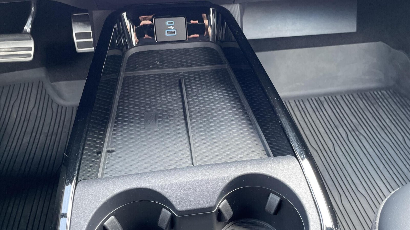 Beige Ford Mustang Mach-E fra 2022