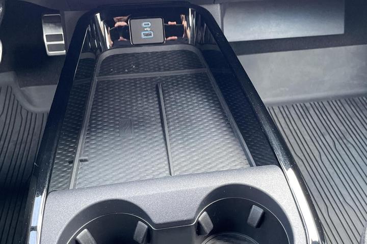 Beige Ford Mustang Mach-E fra 2022