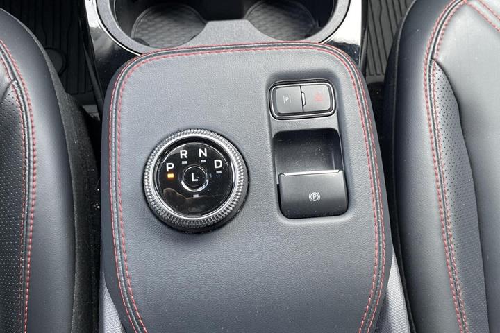 Beige Ford Mustang Mach-E fra 2022