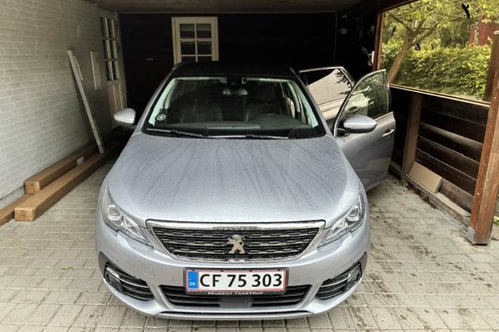 Grå Peugeot 308 fra 2019
