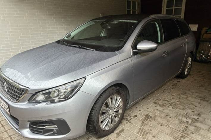 Grå Peugeot 308 fra 2019