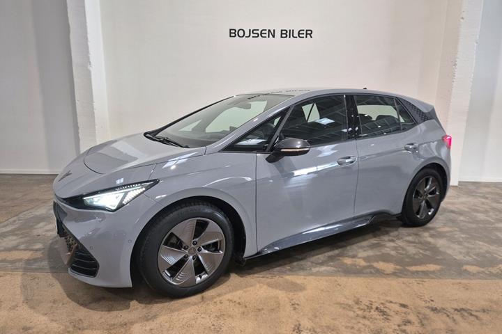 Grå Cupra Born fra 2023 set udefra