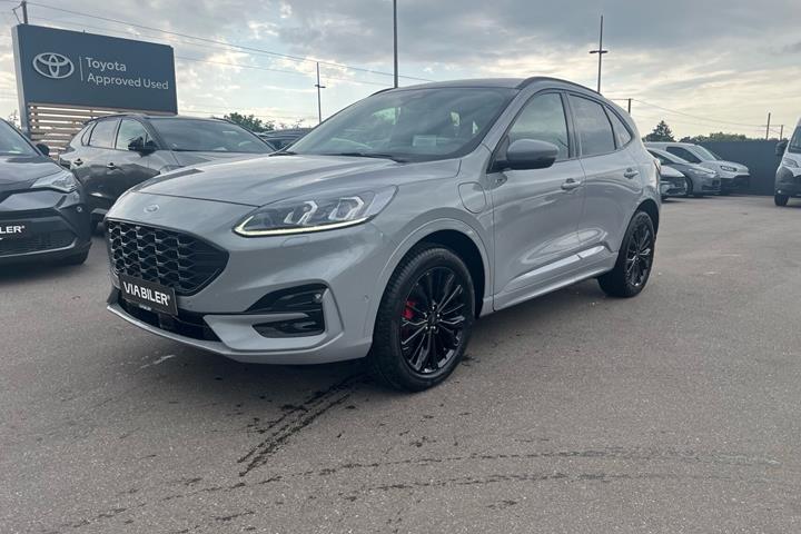 Grå Ford Kuga fra 2024 set udefra