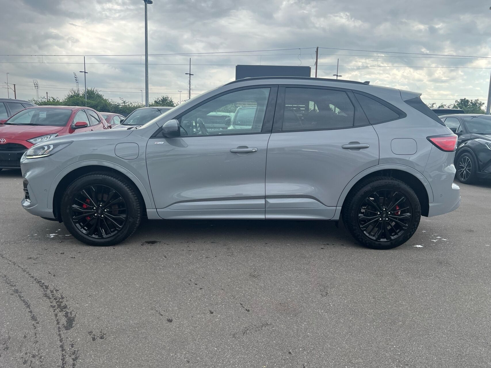 Grå Ford Kuga fra 2024