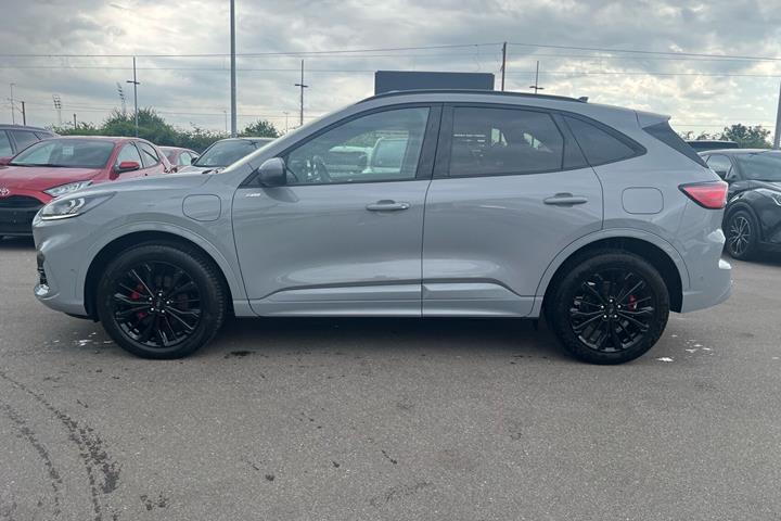 Grå Ford Kuga fra 2024