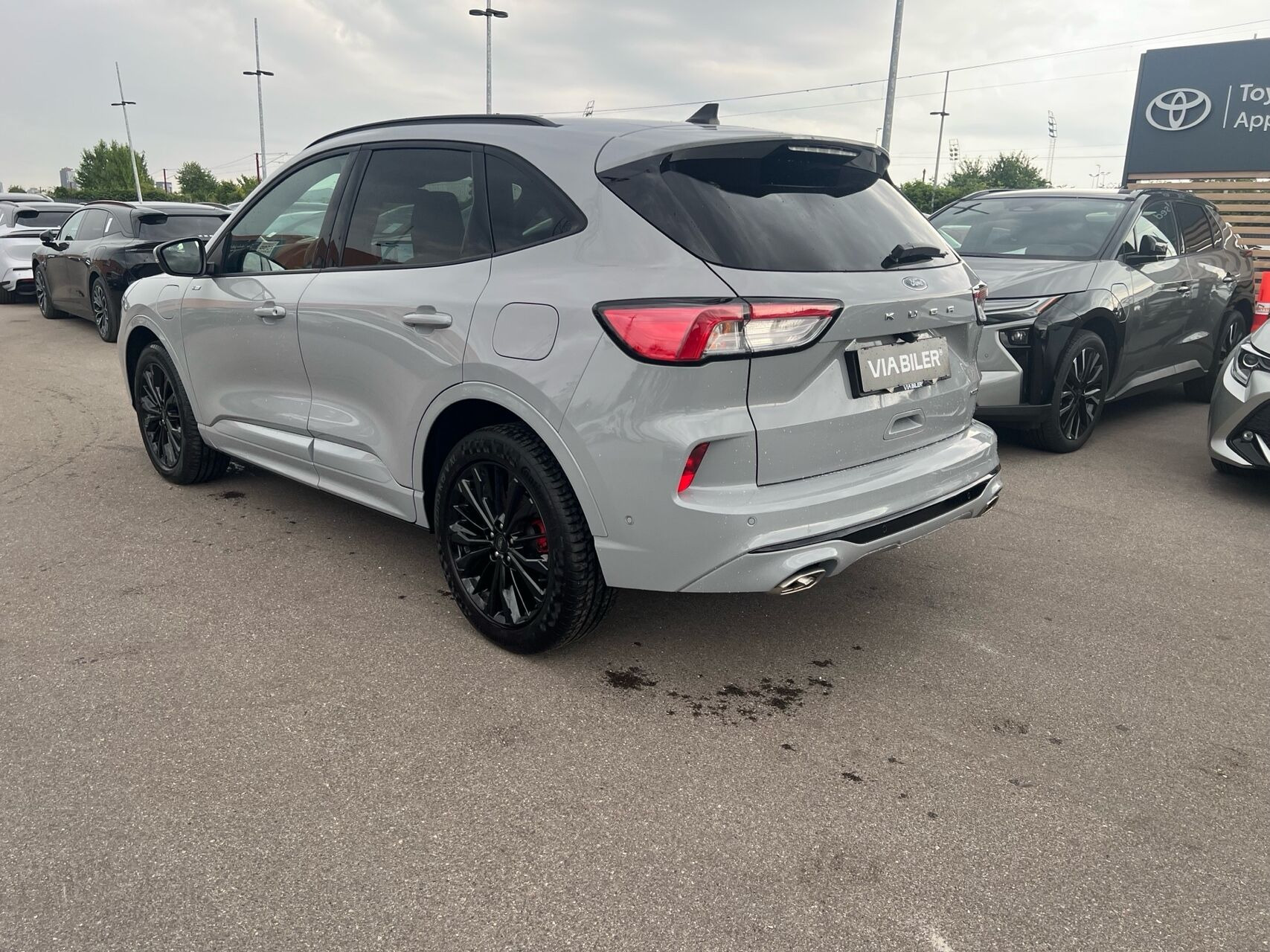 Grå Ford Kuga fra 2024