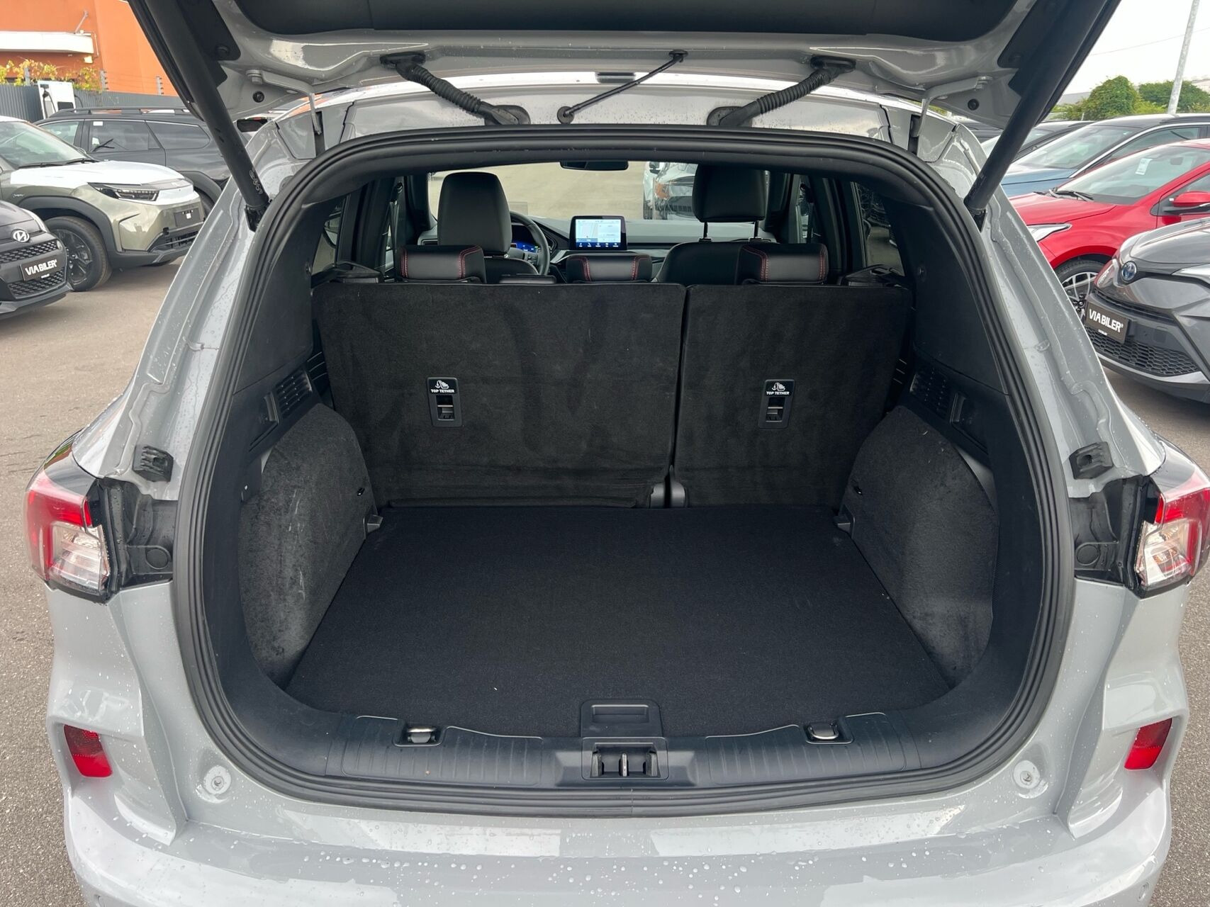 Grå Ford Kuga fra 2024