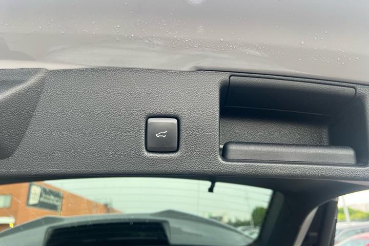 Grå Ford Kuga fra 2024