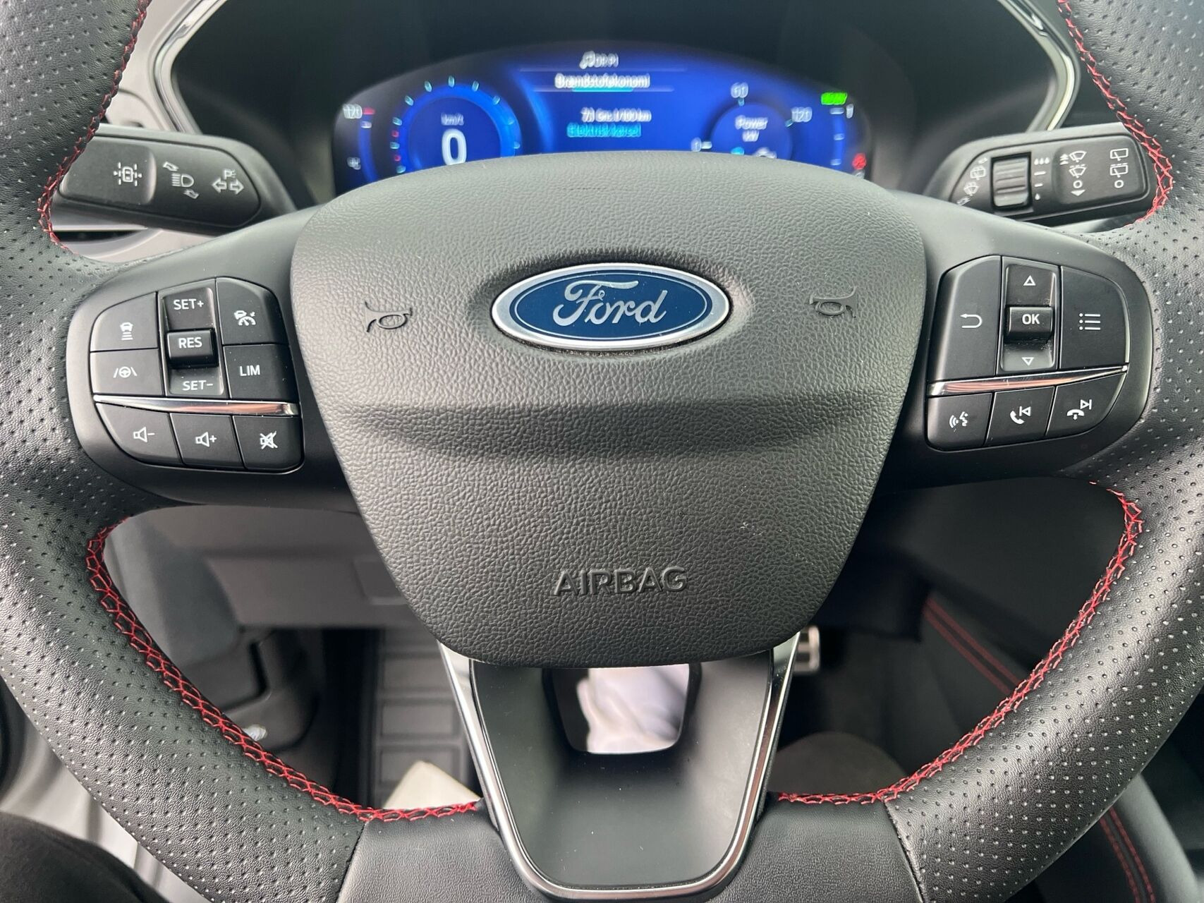 Grå Ford Kuga fra 2024