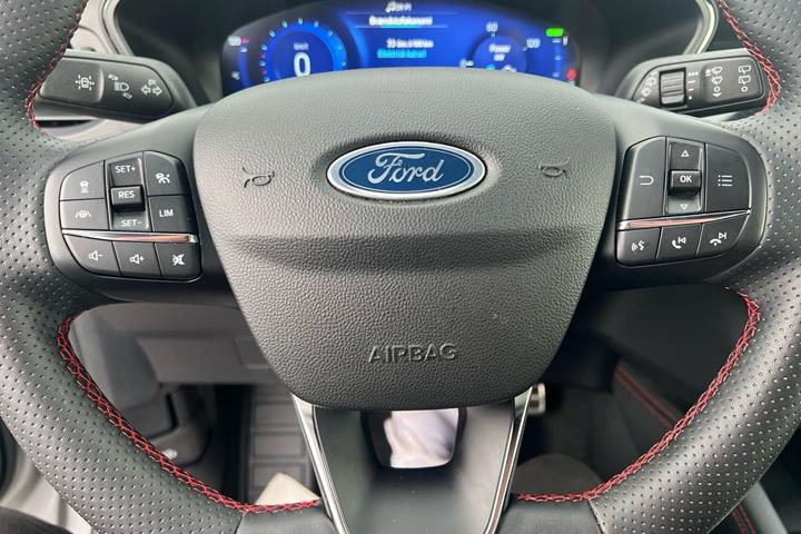 Grå Ford Kuga fra 2024