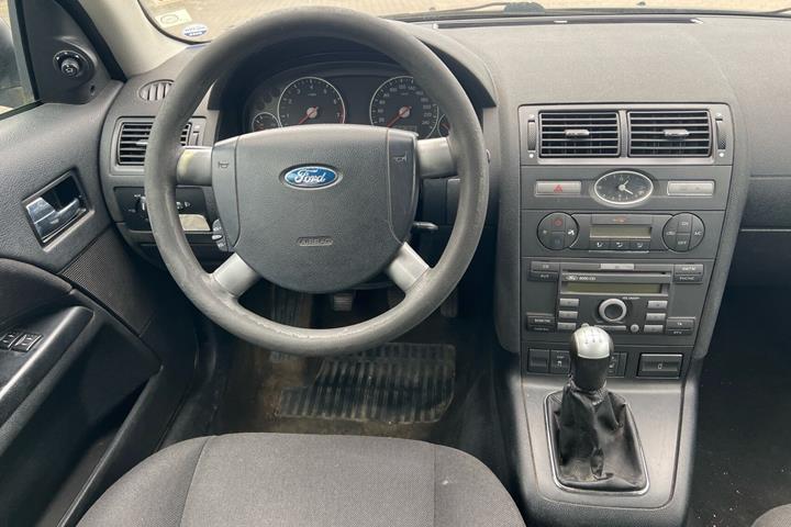 Grå Ford Mondeo fra 2007