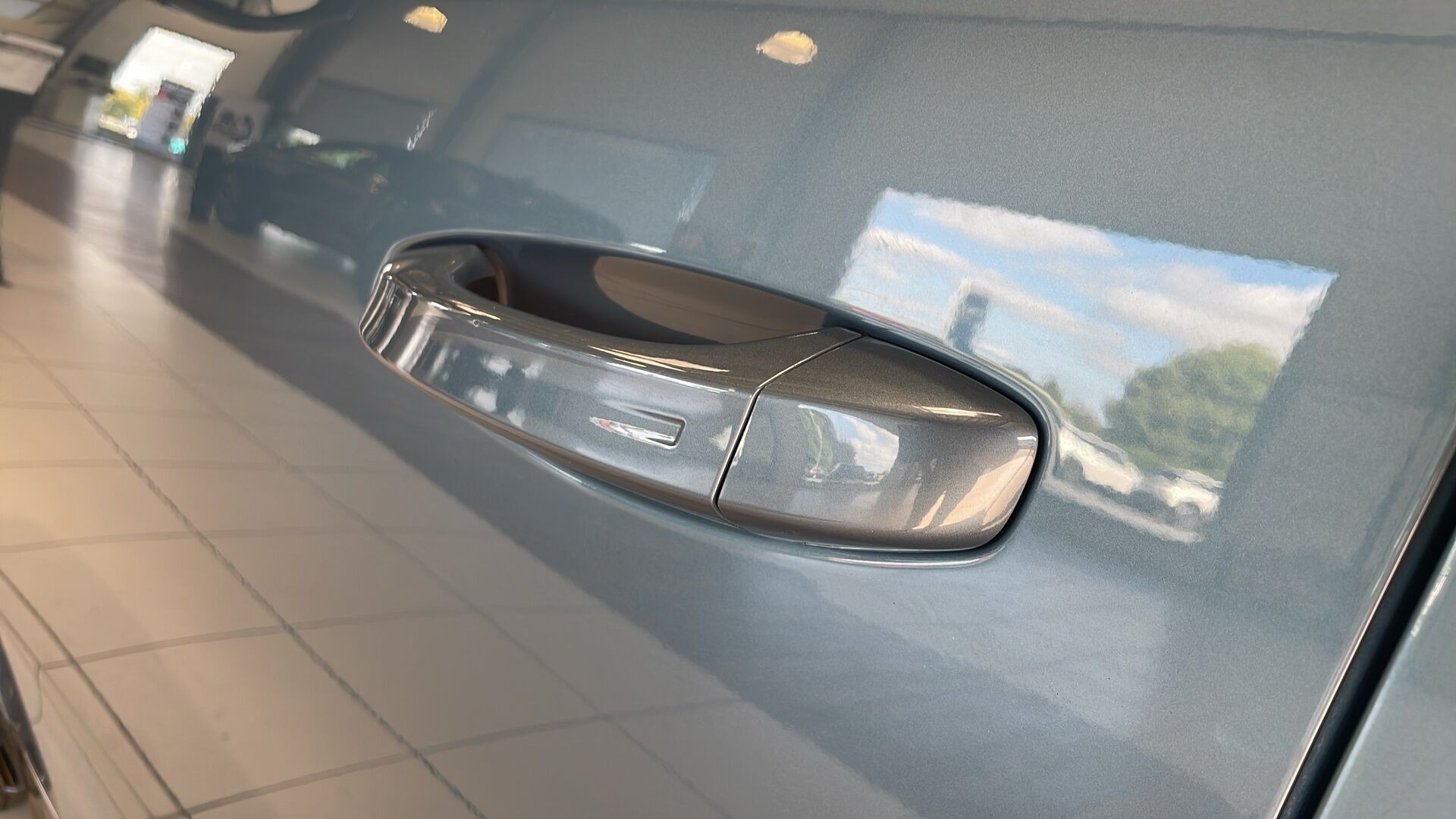 Blå Peugeot e-5008 fra 2025