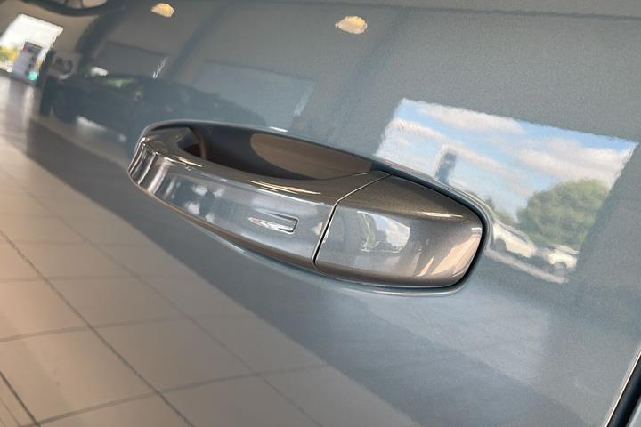 Blå Peugeot e-5008 fra 2025