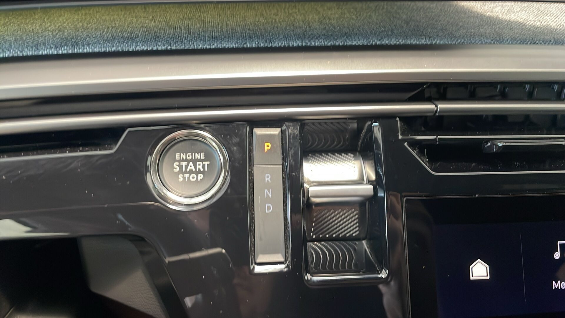 Blå Peugeot e-5008 fra 2025