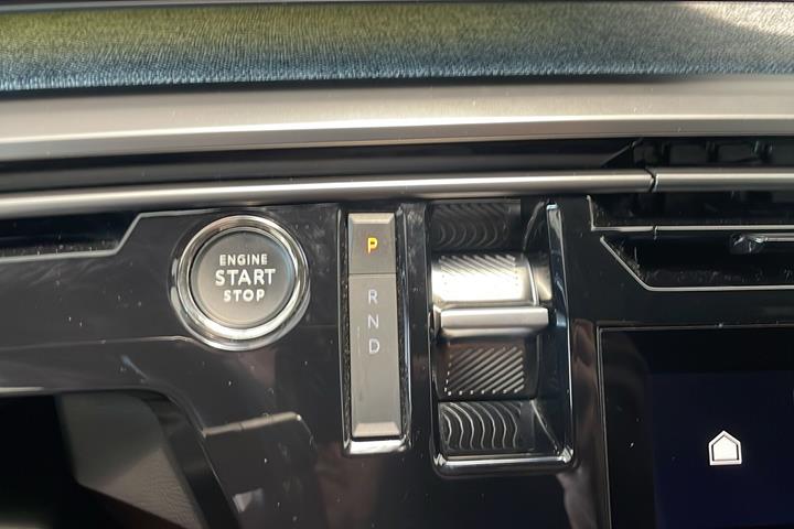 Blå Peugeot e-5008 fra 2025