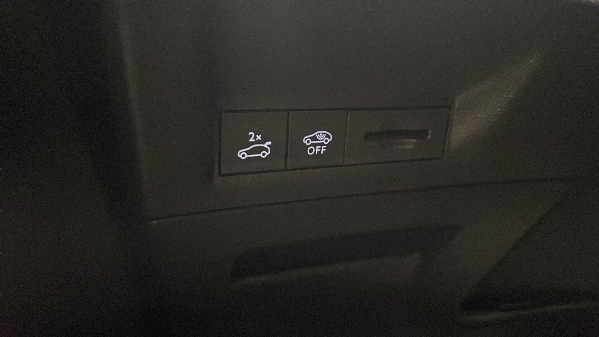 Blå Peugeot e-5008 fra 2025