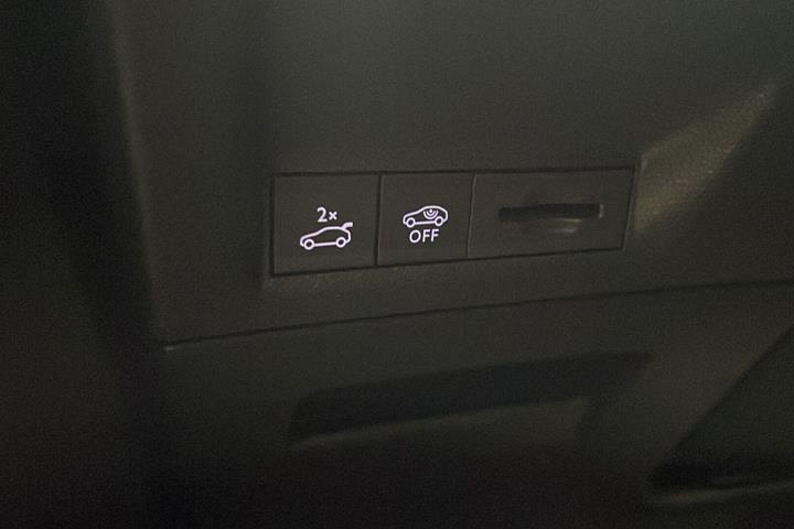 Blå Peugeot e-5008 fra 2025
