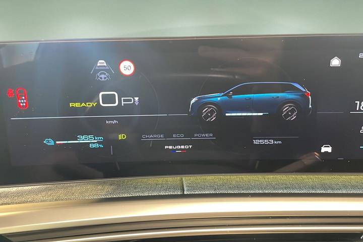 Blå Peugeot e-5008 fra 2025