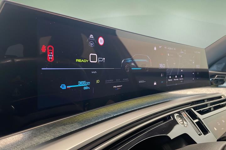 Blå Peugeot e-5008 fra 2025