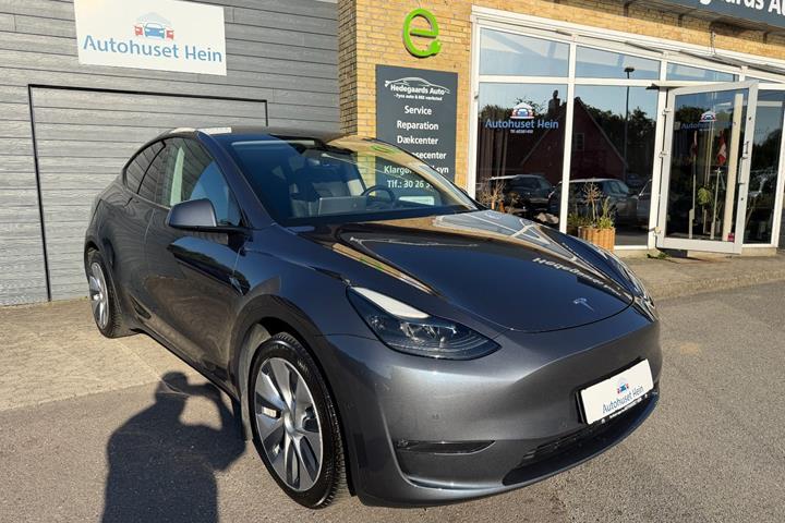 Grå Tesla Model Y fra 2021 set udefra