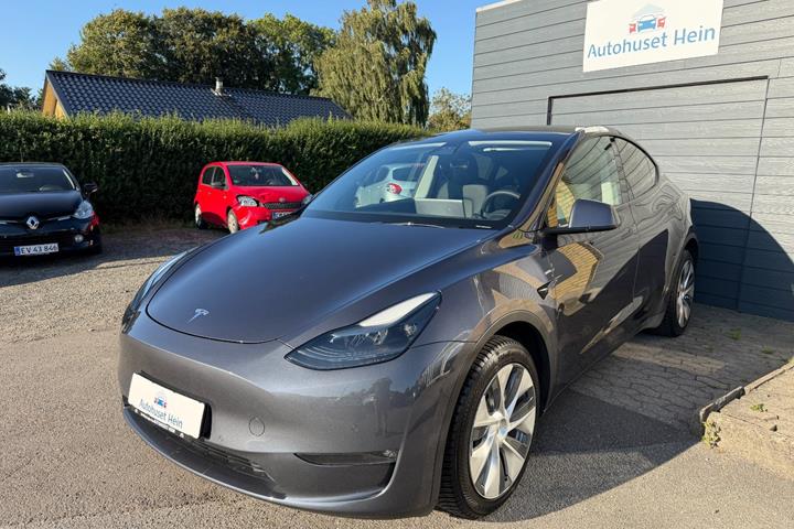 Grå Tesla Model Y fra 2021