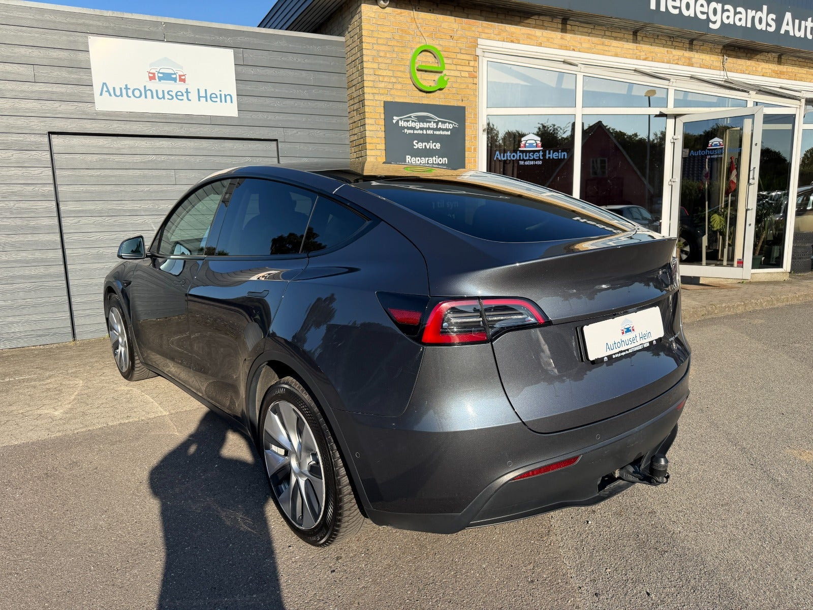 Grå Tesla Model Y fra 2021
