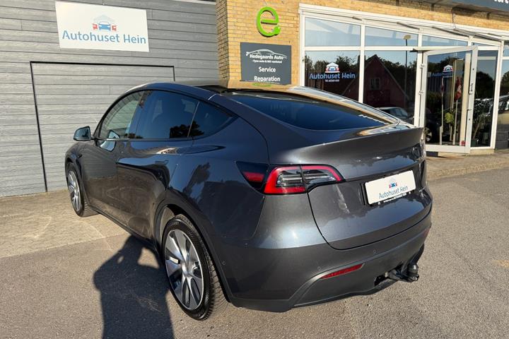 Grå Tesla Model Y fra 2021