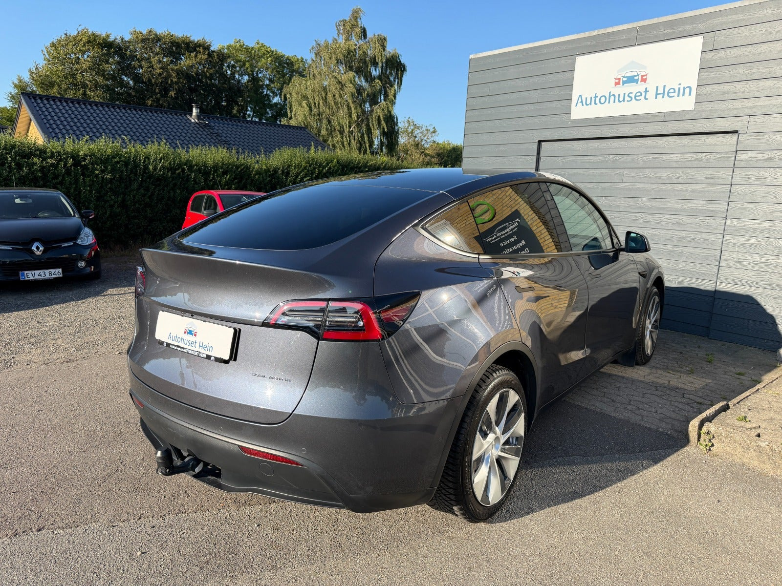 Grå Tesla Model Y fra 2021