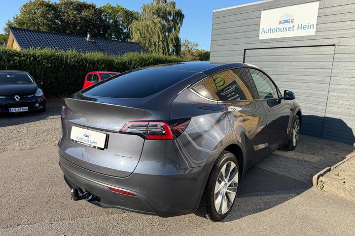 Grå Tesla Model Y fra 2021