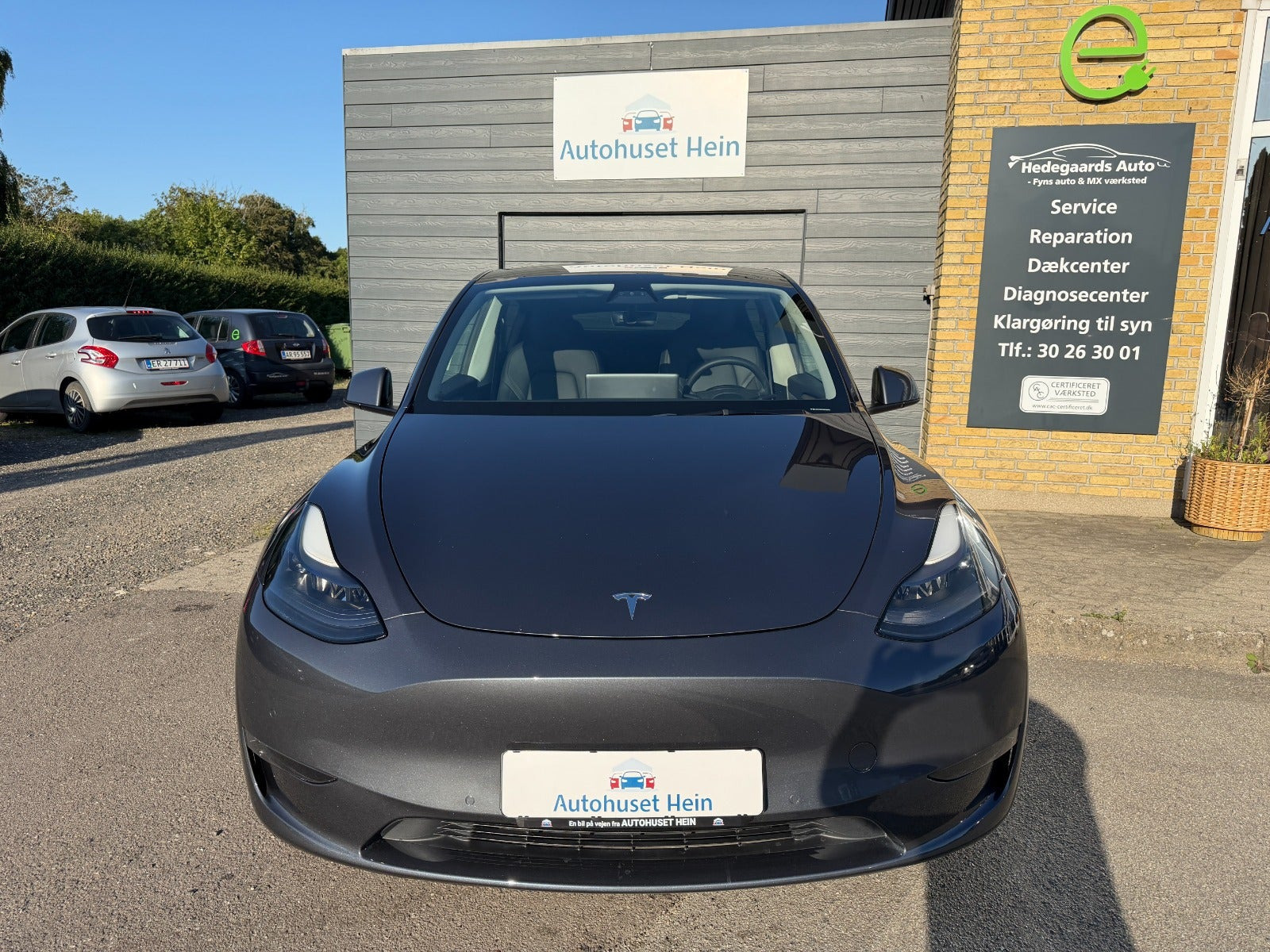 Grå Tesla Model Y fra 2021