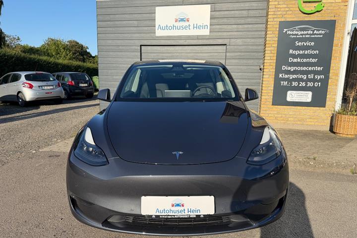 Grå Tesla Model Y fra 2021