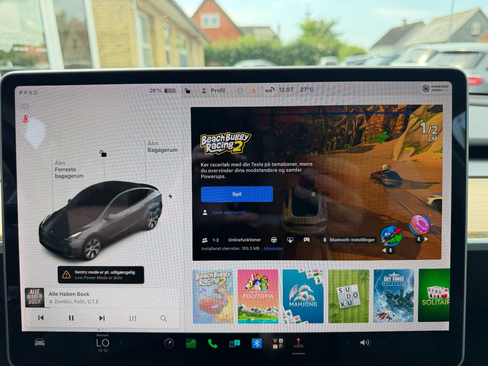 Grå Tesla Model Y fra 2021