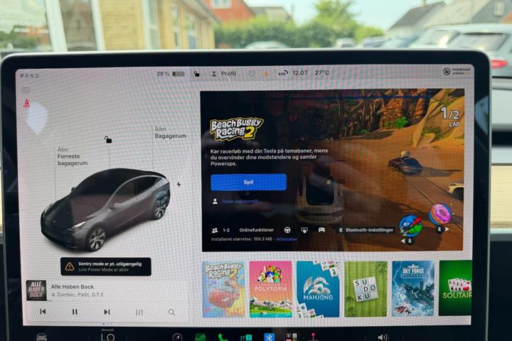 Grå Tesla Model Y fra 2021