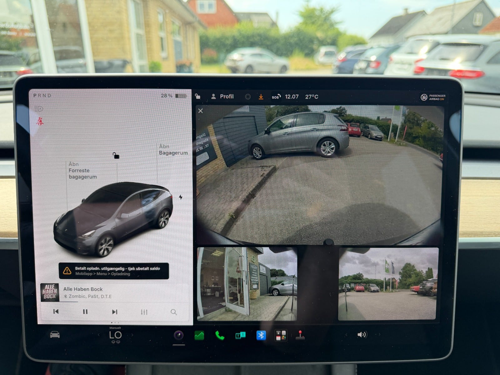 Grå Tesla Model Y fra 2021
