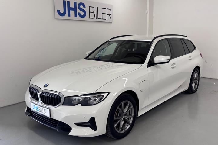 Hvid BMW 330e fra 2020 set udefra