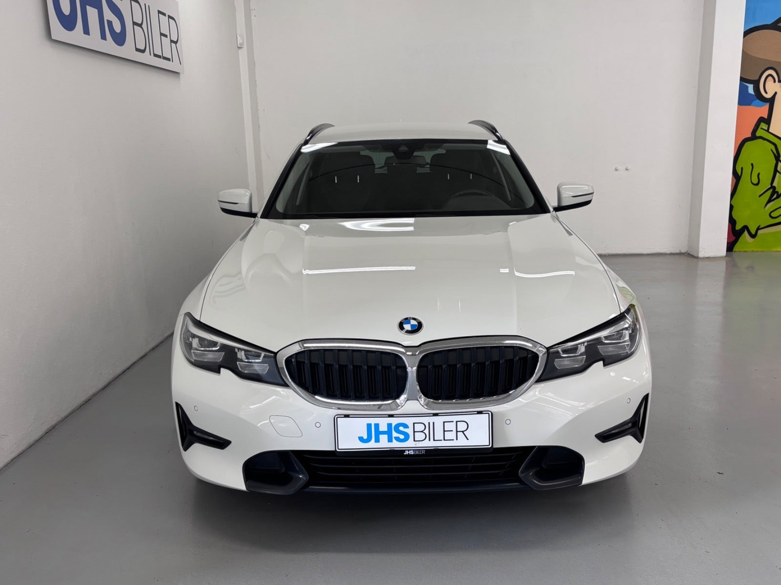 Hvid BMW 330e fra 2020