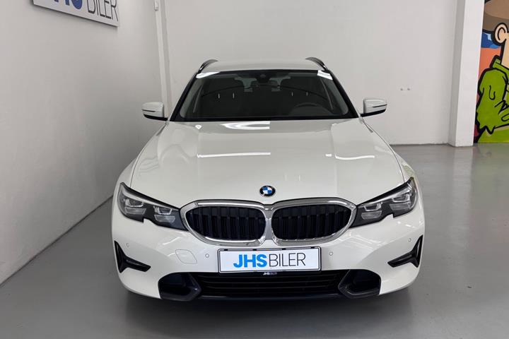 Hvid BMW 330e fra 2020