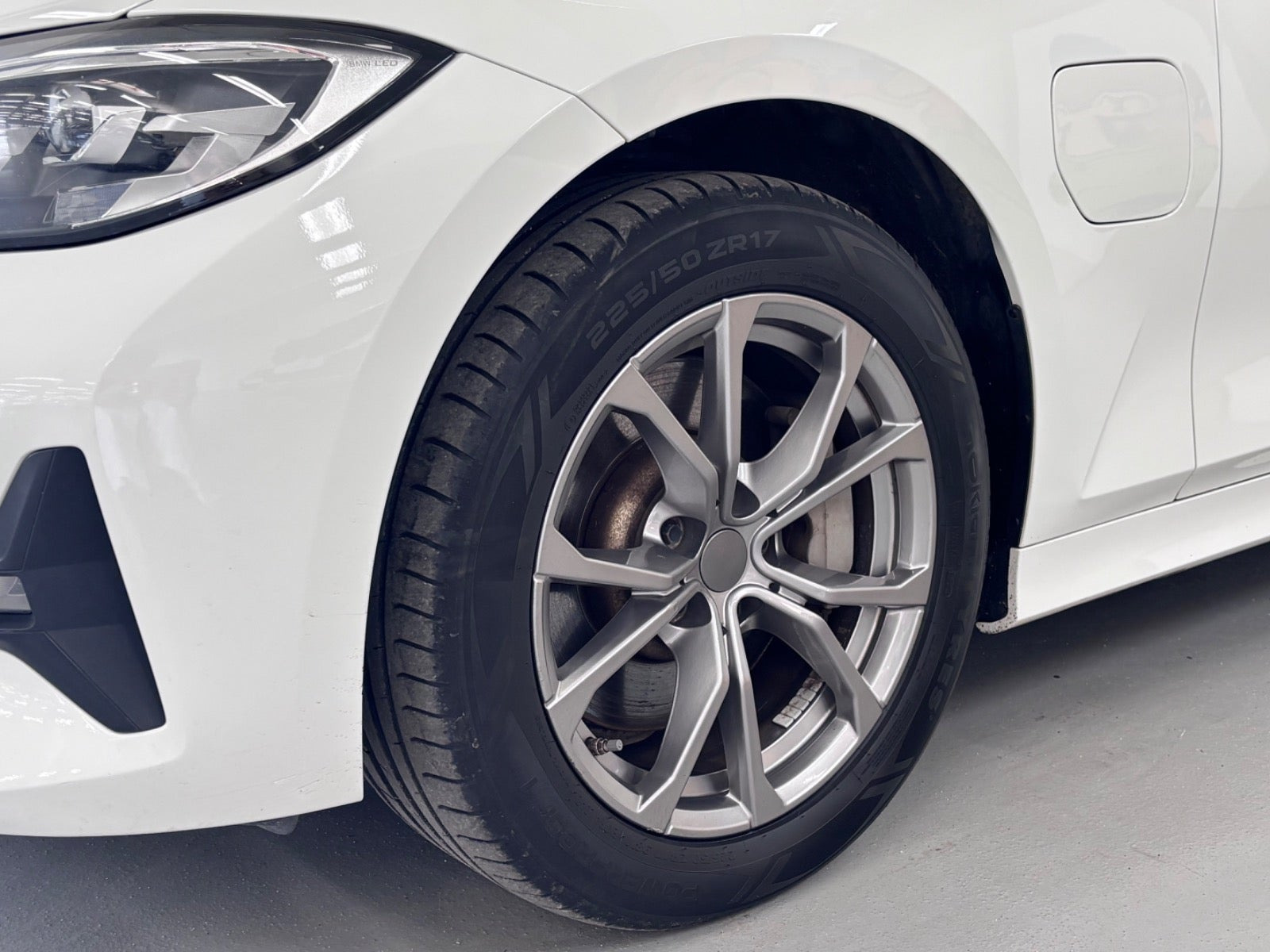 Hvid BMW 330e fra 2020