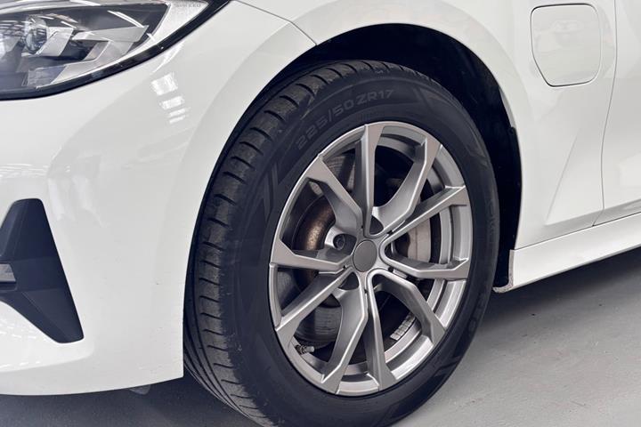 Hvid BMW 330e fra 2020