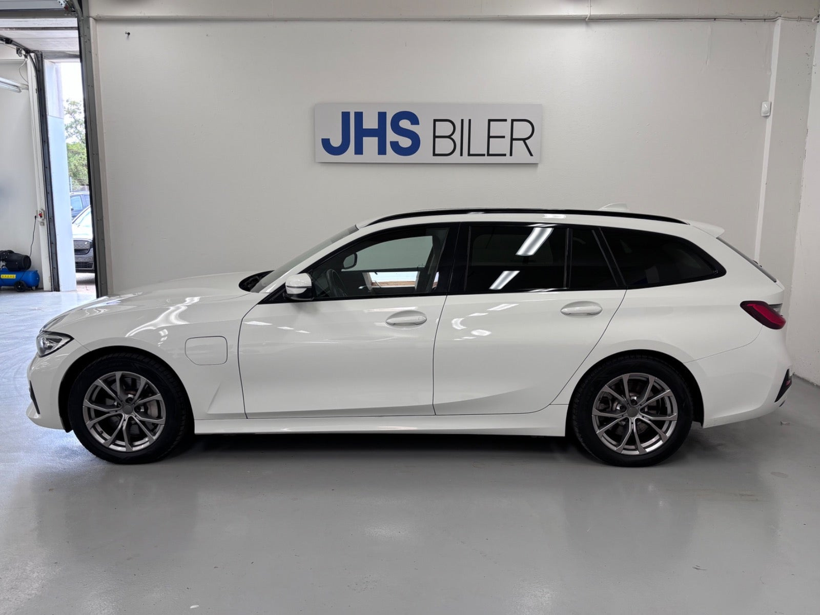 Hvid BMW 330e fra 2020
