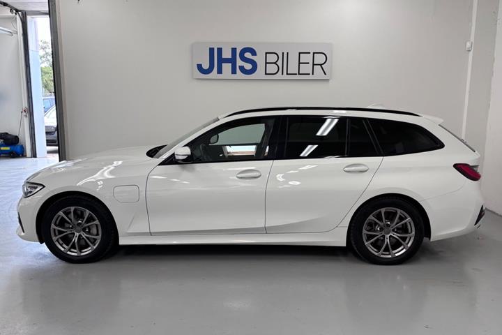 Hvid BMW 330e fra 2020