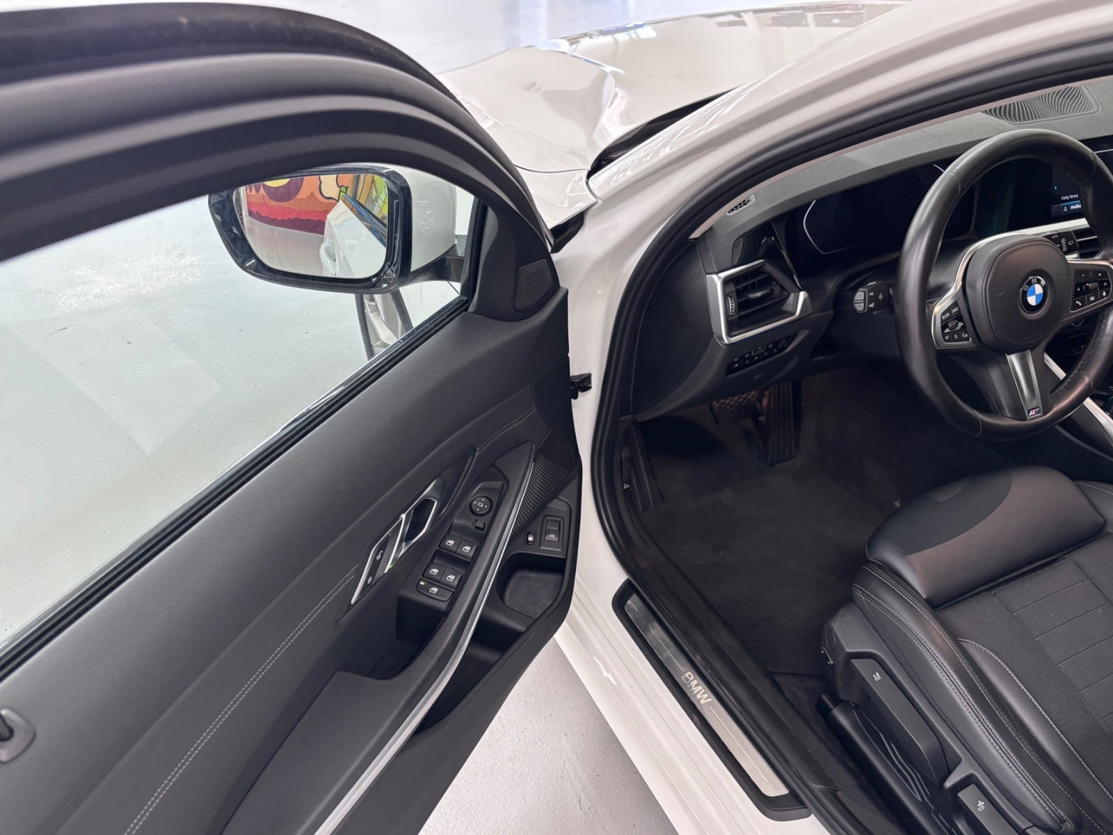 Hvid BMW 330e fra 2020