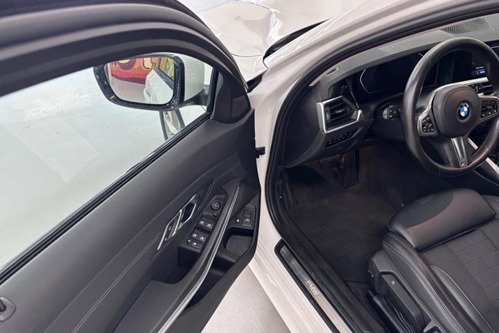 Hvid BMW 330e fra 2020